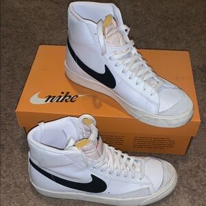 Nike blazer mid ‘77 9 Nike White and Black High-Tops